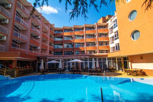 Bazén v ubytování Hotel Opal - All Inclusive nebo v jeho okolí