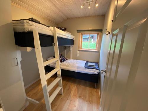 מיטה או מיטות קומותיים בחדר ב-Älvstalodges