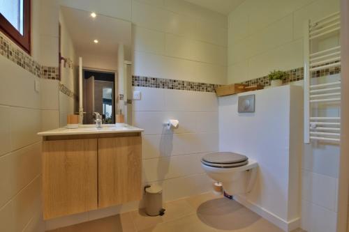 a bathroom with a toilet and a sink at Villa Monplaisir 82 in Montech