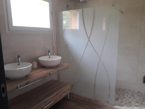La salle de bains est pourvue de 2 lavabos et d'une fenêtre. dans l'établissement Lodge avec SPA pour 6 pers, proche de Guédelon, à Tannerre-en-Puisaye