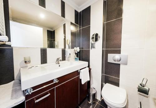 a bathroom with a sink and a toilet at AFYTOS ÖREN PARK MTK in Burhaniye