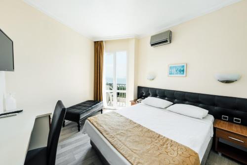 a hotel room with a bed and a window at AFYTOS ÖREN PARK MTK in Burhaniye