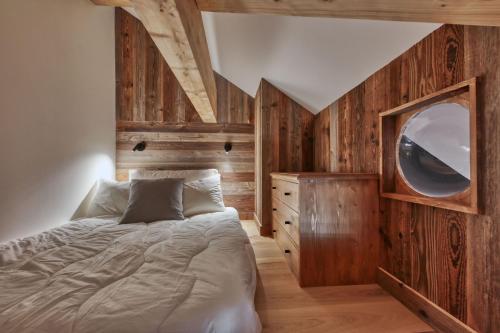 1 dormitorio con cama y espejo grande en IMMOBILIER DE MONTAGNE - LA COLLECTION - La télécabine, en Saint-Gervais-les-Bains