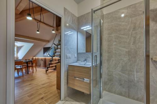 y baño con ducha y lavamanos. en IMMOBILIER DE MONTAGNE - LA COLLECTION - La télécabine, en Saint-Gervais-les-Bains