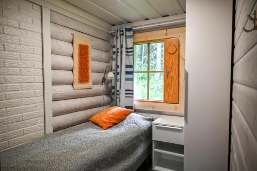 - une petite chambre avec un lit et une fenêtre dans l'établissement Rukajärven Lomamajat Apartment 4, à Ruka