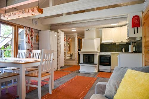 Il comprend une cuisine et un salon avec une table et des chaises. dans l'établissement Rukajärven Lomamajat Apartment 4, à Ruka