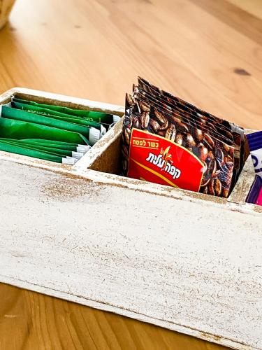 a box of green pencils and a box of matches at Etzel Tami Hospitality in Neot Golan
