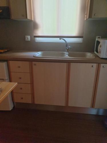 Kuchyňa alebo kuchynka v ubytovaní A pleasent small -studio close to the port of Volos