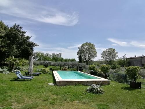 una piscina en medio de un patio en BLANCHARD Alain au 8 Bd du temple, en Saint-Hippolyte-du-Fort