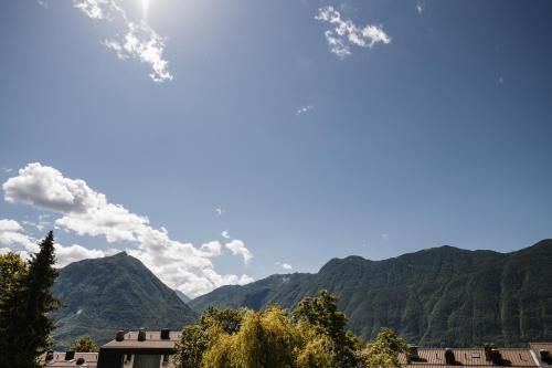 - une vue sur les montagnes et un ciel bleu avec des nuages dans l'établissement Green View Studio, à Bovec