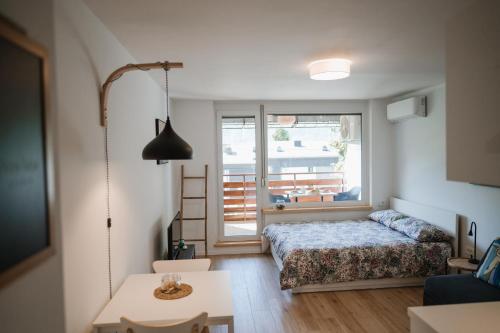 Una cama o camas en una habitación de Green View Studio