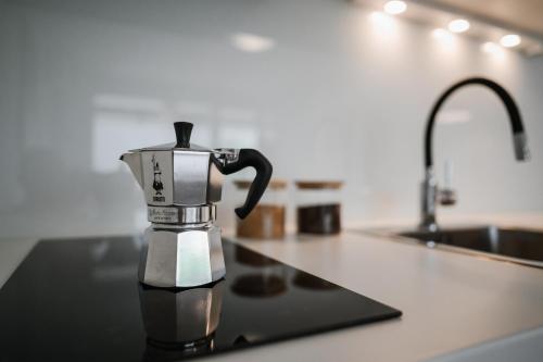 une cafetière sur un comptoir dans une cuisine dans l'établissement Green View Studio, à Bovec