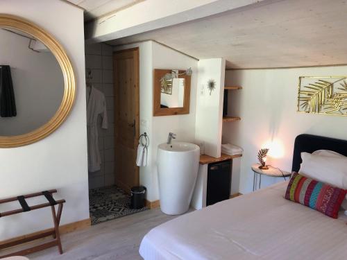 Photo de la galerie de l'établissement La Ferme de Sirguet - Cabane Jardin & Spa, à Monsac