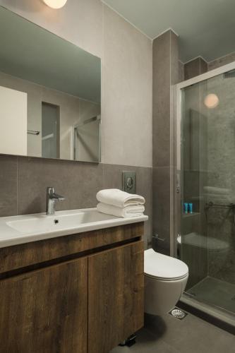 Bilik mandi di Dimitra Central Apts