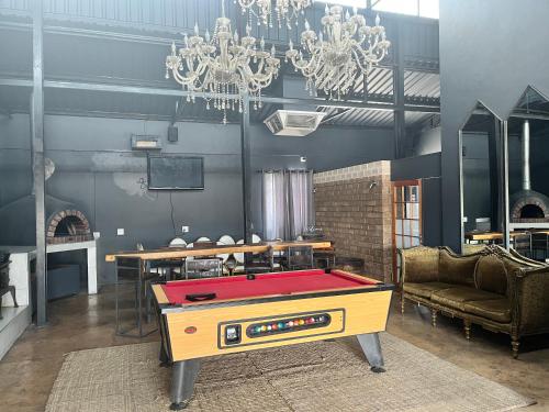 een tafeltennistafel in een kamer met een tafeltennisbal bij Conductor's Inn in Tsumeb