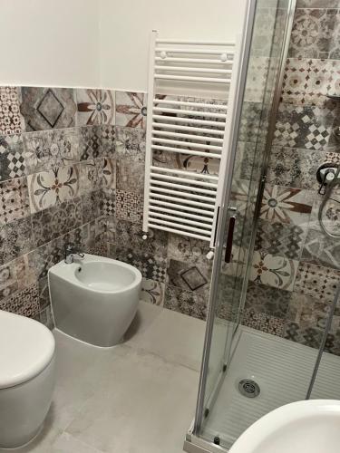 マリーナ・ディ・マッサにあるLa pinetaのバスルーム(シャワー、トイレ、シンク付)