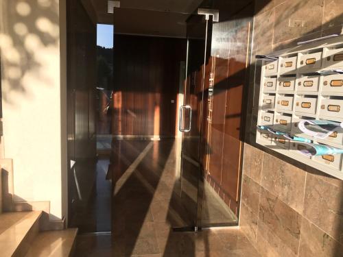 a glass door leading into a room with a wine cellar at Apartamento recién reformado con vistas al río in Balaguer