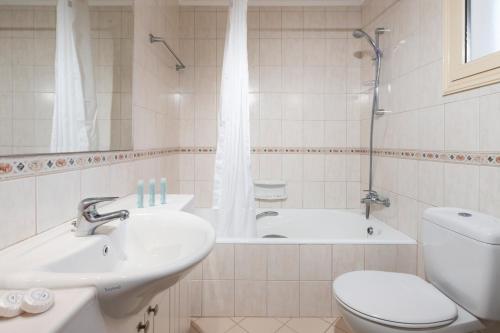 Ванна кімната в Resitour - Perneri Three Bedroom Villas