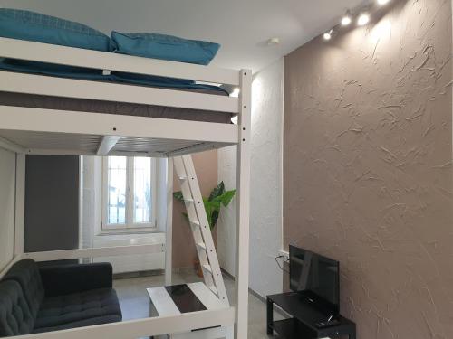 - une chambre avec des lits superposés, un canapé et une télévision dans l'établissement Les Cigalons, à Marseille