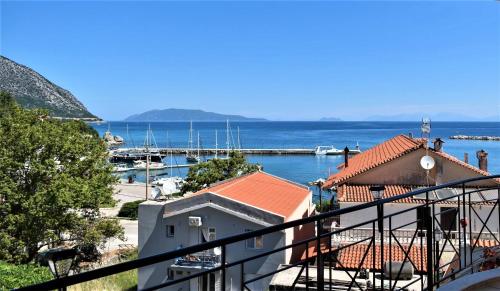 een balkon met uitzicht op een jachthaven bij Lasithiotakis Apartments in Póros
