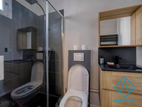 une salle de bain avec toilettes et lavabo dans l'établissement Port de Nice- Résidence Neptune- Superbe studio!, à Nice