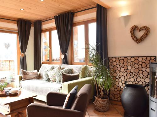 Photo de la galerie de l'établissement Chalet cosy avec mezzanine, poêle à bois, wifi et parking - Méribel - FR-1-180-570, à Les Allues