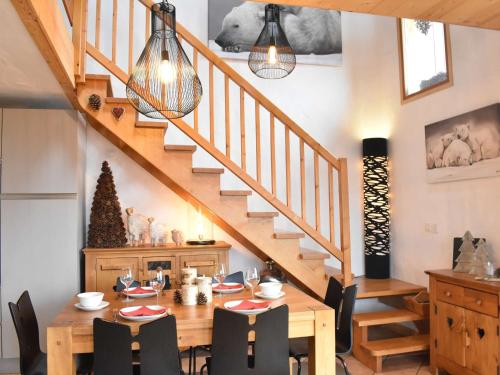 Photo de la galerie de l'établissement Chalet cosy avec mezzanine, poêle à bois, wifi et parking - Méribel - FR-1-180-570, à Les Allues