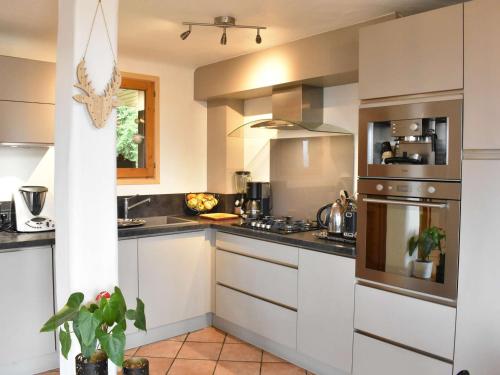 Photo de la galerie de l'établissement Chalet cosy avec mezzanine, poêle à bois, wifi et parking - Méribel - FR-1-180-570, à Les Allues