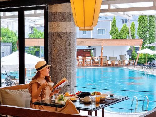 Bazén v ubytování Sawaddi Patong Resort & Spa by Tolani - SHA Extra Plus nebo v jeho okolí