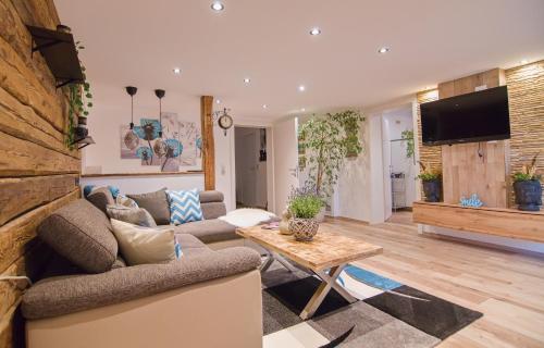 a living room with a couch and a table at Ferienwohnung Berg(Aus)zeit Ennstal in Öblarn