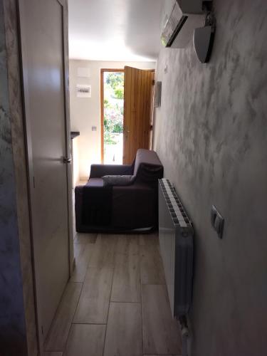 a living room with a couch and a window at Escapada de ciudad al aire libre in Calafell
