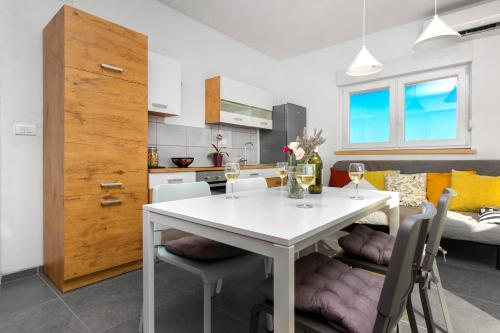 Brodarica Apartment Near the Beach - Spacious 2-Bedroom Penthouse with Large Terrace