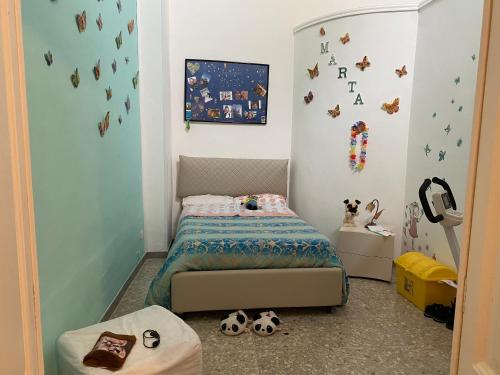 ein Kinderschlafzimmer mit einem Bett in einem Zimmer in der Unterkunft Marta's House in Novoli