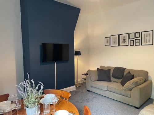 Coin salon dans l'établissement Balfour B - Fully refurbished 2 bedrooms Ideal for Contractors and Families Free wifi Free Parking Ground Floor