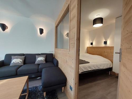 - un salon avec un canapé et un lit dans une chambre dans l'établissement Appartement rénové 7 personnes · Ski aux pieds · Balcon sud · Wifi gratuit - FR-1-346-313, à Arc 1800