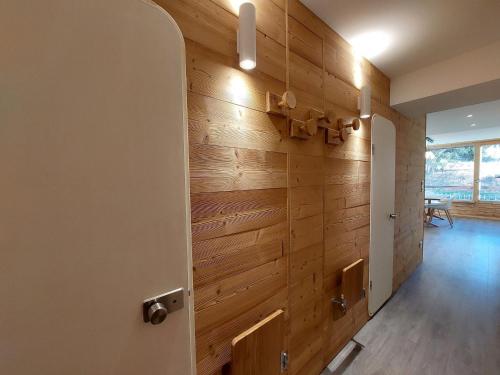 un couloir avec un mur en lambris dans l'établissement Appartement rénové 7 personnes · Ski aux pieds · Balcon sud · Wifi gratuit - FR-1-346-313, à Arc 1800