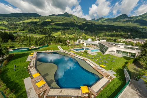 - une vue aérienne sur un complexe avec une piscine dans l'établissement KENDLGUT Appartements am BioBauernhof inklusive unbegrenztem Eintritt in die Alpentherme, à Bad Hofgastein