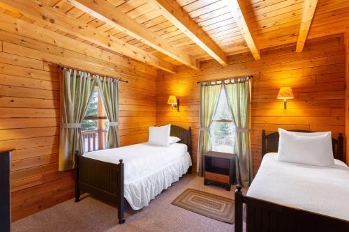 Postel nebo postele na pokoji v ubytování Rangeley Lake Resort a Ramada by Wyndham