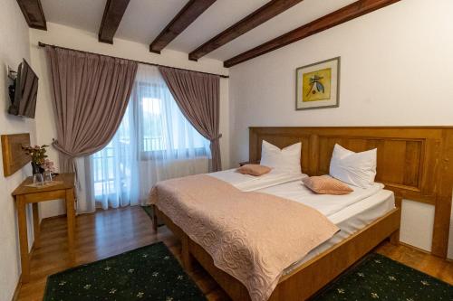 Un pat sau paturi într-o cameră la Pensiunea Sonnenhof
