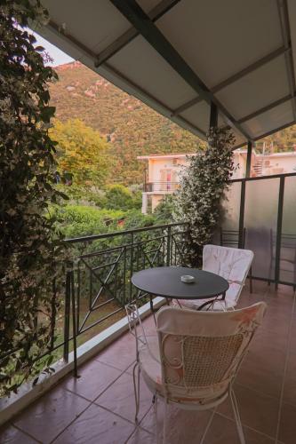 Un balcón o terraza de Tsertos Apartments