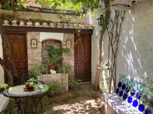 un patio con una mesa y una puerta de madera en Patio Granada, en Granada