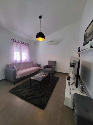 ein Wohnzimmer mit einem Sofa und einem Stuhl in der Unterkunft Happy house in Split