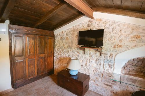 TV a/nebo společenská místnost v ubytování Nenà Al Borgo Castello