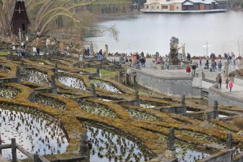 a crowd of people walking around a park next to a body of water at Holiday Apartment Al 't Sanna in Geraardsbergen