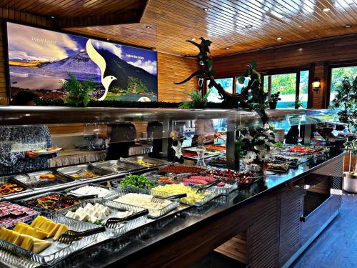 een buffet lijn met veel eten te zien bij Sezgin Hotel in Uzungol