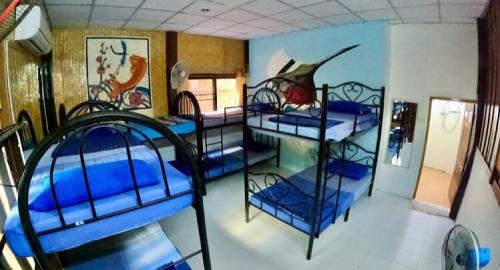 Pogled na bazen u objektu Sunny garden hostel ili u blizini