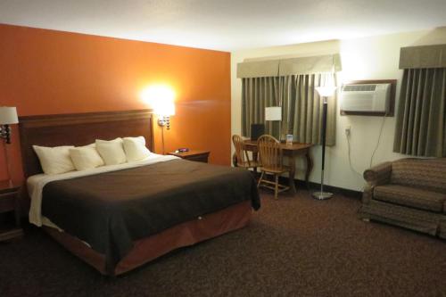 Säng eller sängar i ett rum på AmericInn by Wyndham Forest Lake