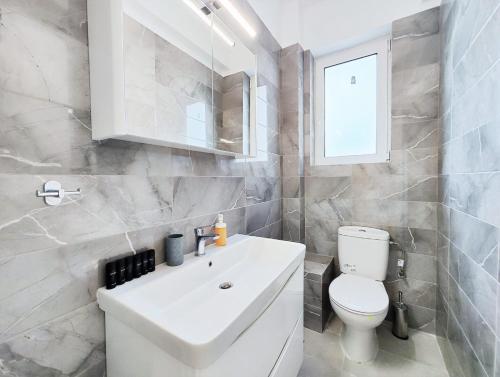 Etolou B5 - by Verde Apartments في أثينا: حمام مع حوض أبيض ومرحاض