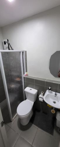 ein Badezimmer mit Toilette und Waschbecken in der Unterkunft Phamz Unit in Bacolod City