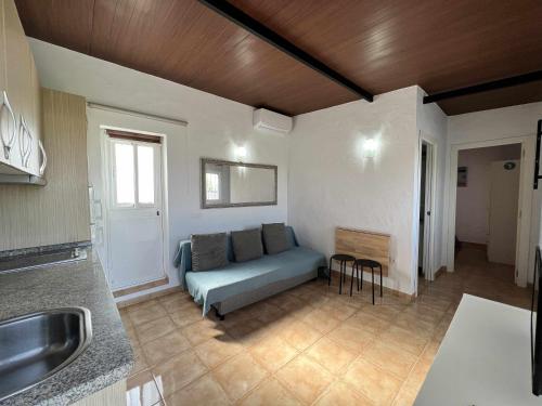 salon z kanapą i stołem w obiekcie Casita cerca de la playa para 2 personas w Kadyksie
